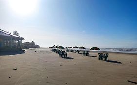 Casa nova na praia com piscina e área de churrasco